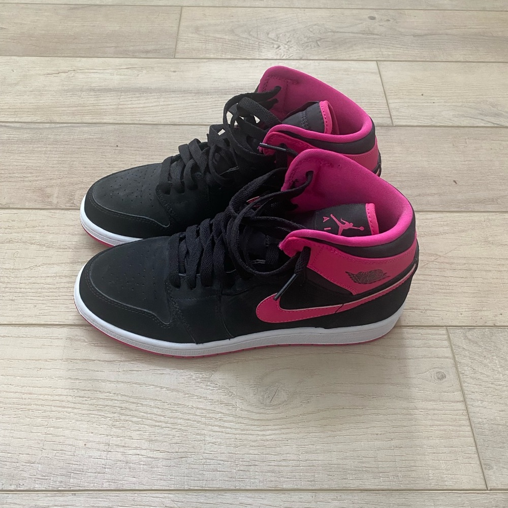 Nike Black Pink Suede Sneakers Women’s 7.5